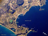Satellietbeeld (NASA) van de Campi Flegrei. Tel de kraters!