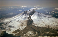 Mount St. Helens with its horseshoe-shaped crater in 1982. foto: Tom Casadevall, USGS.