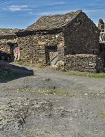 A house in El Muyo built of of slabs of black slate. In the foreground (the unpaved street) you can see the slate in situ, in a rock outcrop. (DavidDaguerro de Madrid / CC BY-SA 4.0).