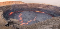 Erta Ale lava lake. Note the people, top left (Enrique Pidal / CC BY-SA 4.0)
