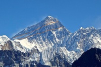 Mount Everest, de bruine lijnen benadrukken de door de zee afgezette lagen (Rdevany / GFDL license).