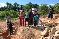 Kinderen aan het werk in een artisanale mijn in Kailo, Congo