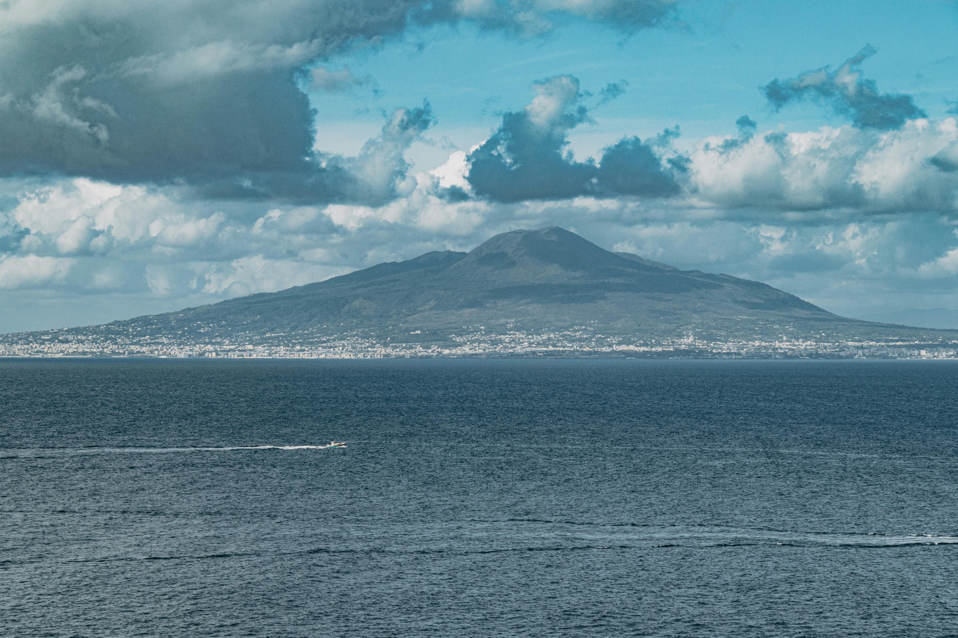 Vesuvius vanop zee (Daniel Eliashevsky). 