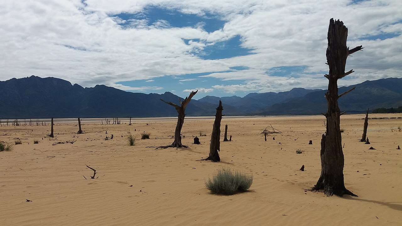 Embalse de Theewaterskloof en 2018, cerca de Ciudad del Cabo (Zaian, Wikipedia).