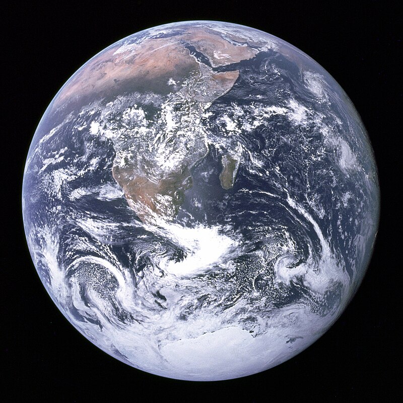 Wolken dragen bij aan een stabiel klimaat ("Blue Marble", 1972, NASA)