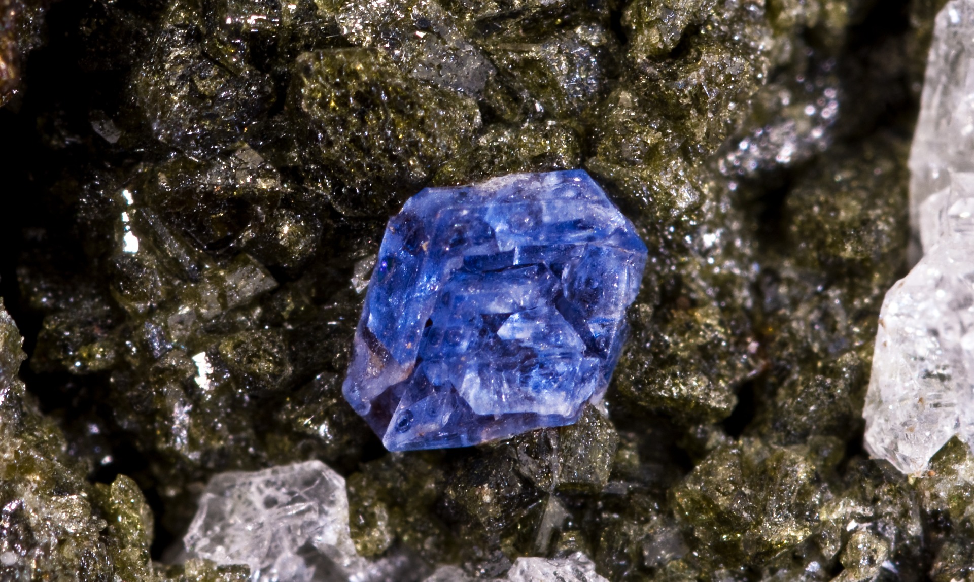 Haüyn, Monte Somma, Vesuvius (Didier Descouens, Wikipedia)