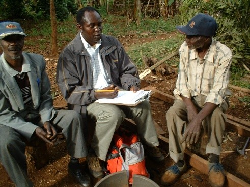 Peter Murage talking to smallholder farmers.