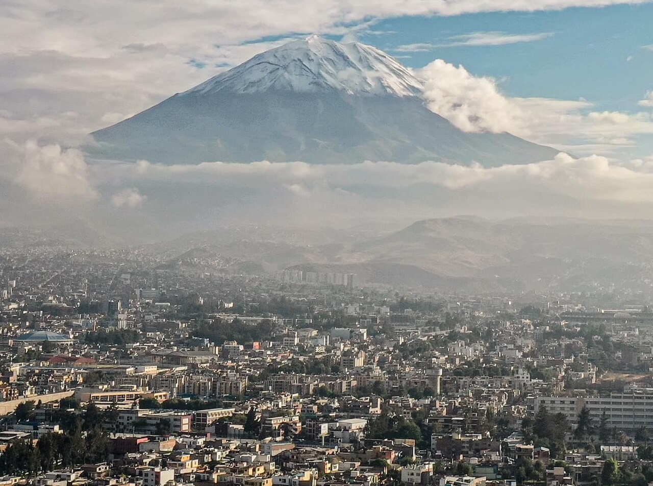 Misti volcano above Arequipa, Peru (Wikimedia, 2020)
