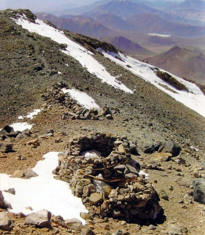 Shrines on the secondary summit of Llullaillaco, border of Argentina and Chile (Wikimedia, 2012)