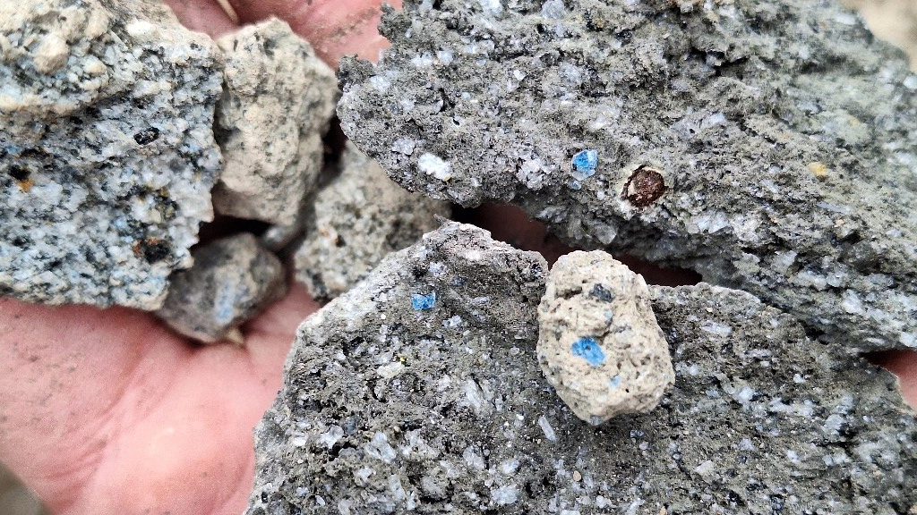 Haüyne, in vulkanisch gesteente in de Eifel (Anouk Borst)