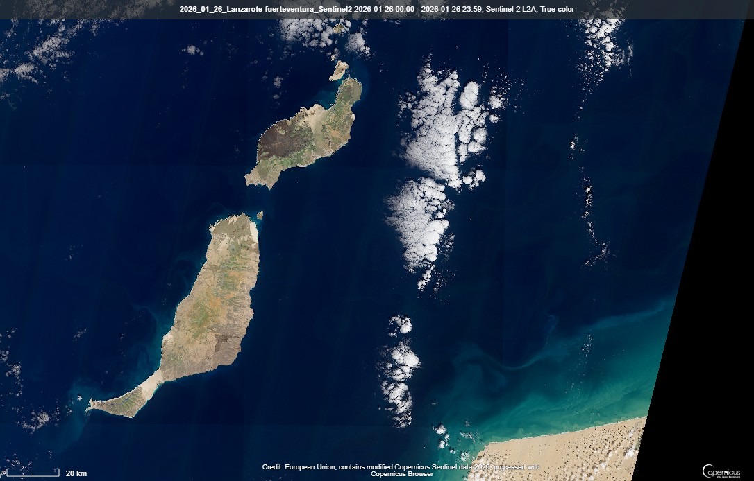 Zweem van groen op Lanzarote (noordelijk eiland) en Fuerteventura (zuidelijk eiland). De zwarte zone op Lanzarote is het Timanfaya vulkanisch gebied.